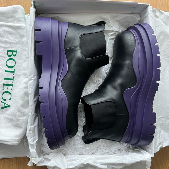 Bottega Veneta Tire Boot, Military Calf in Black and Purple leather sole. - Picture 3 of 7